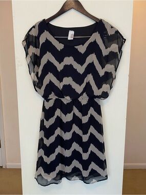 Black & Taupe Chevron Sheer Flowy Scoop Neck Shift Dress Womens Size Small